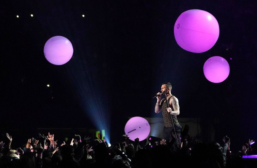 Umschwebt von großen Ballons: Maroon 5 hat vor allem alte Hits geboten