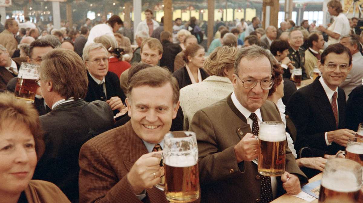 Eröffnung des Volksfestes 1991: Ministerpräsident Erwin Teufel mit seiner Frau Edeltraud (links) und Stuttgarts Oberbürgermeister Manfred Rommel.