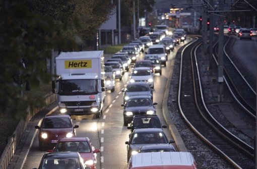 Bitte hinten anstellen: In Stuttgart staut sich der Verkehr häufig. Foto: Michael Steinert