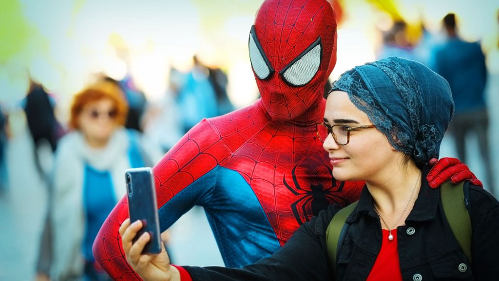 Superheld in Stuttgart: Als Spiderman auf Selfie-Fang