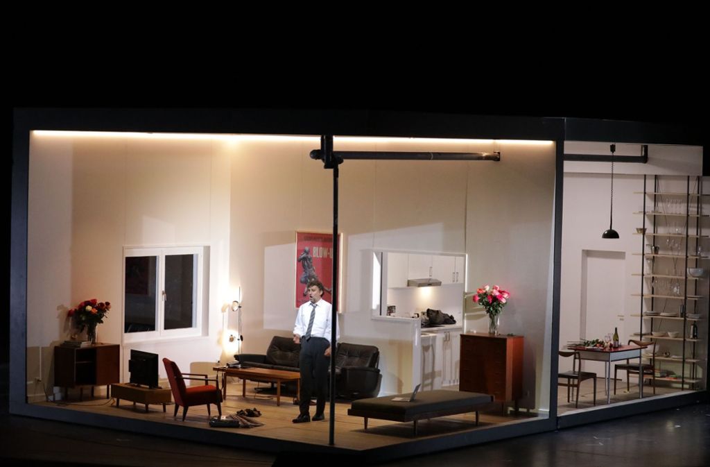 Paul (Jonas Kaufmann) in seiner Wohnung die ihn immer wieder an seine verstorbene Frau Marie erinnert. Das Bühnenbild ist von Ralph Myers.