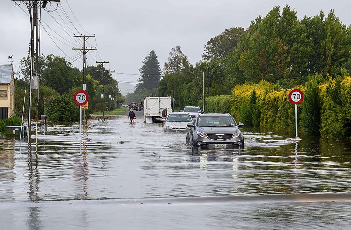 Autofahrer bahnen sich einen Weg durch überflutete Straßen in Hastings.