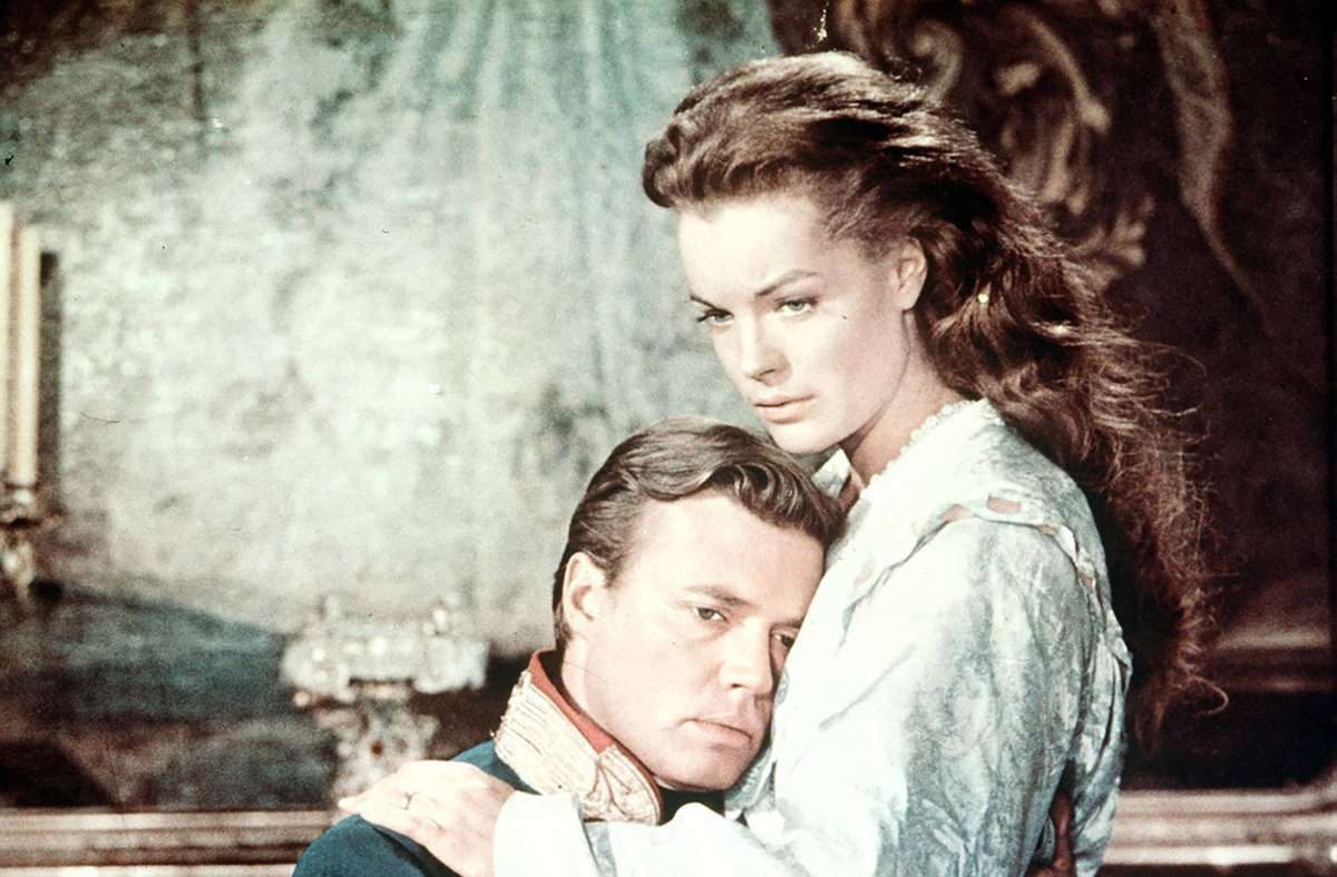 Die männliche Hauptrolle erhält Karlheinz Böhm. Kurz vor dem Jahreswechsel 1955/56 feiert „Sissi“ Weltpremiere in Wien. Durch den Film erlangt Romy Schneider Weltruhm.