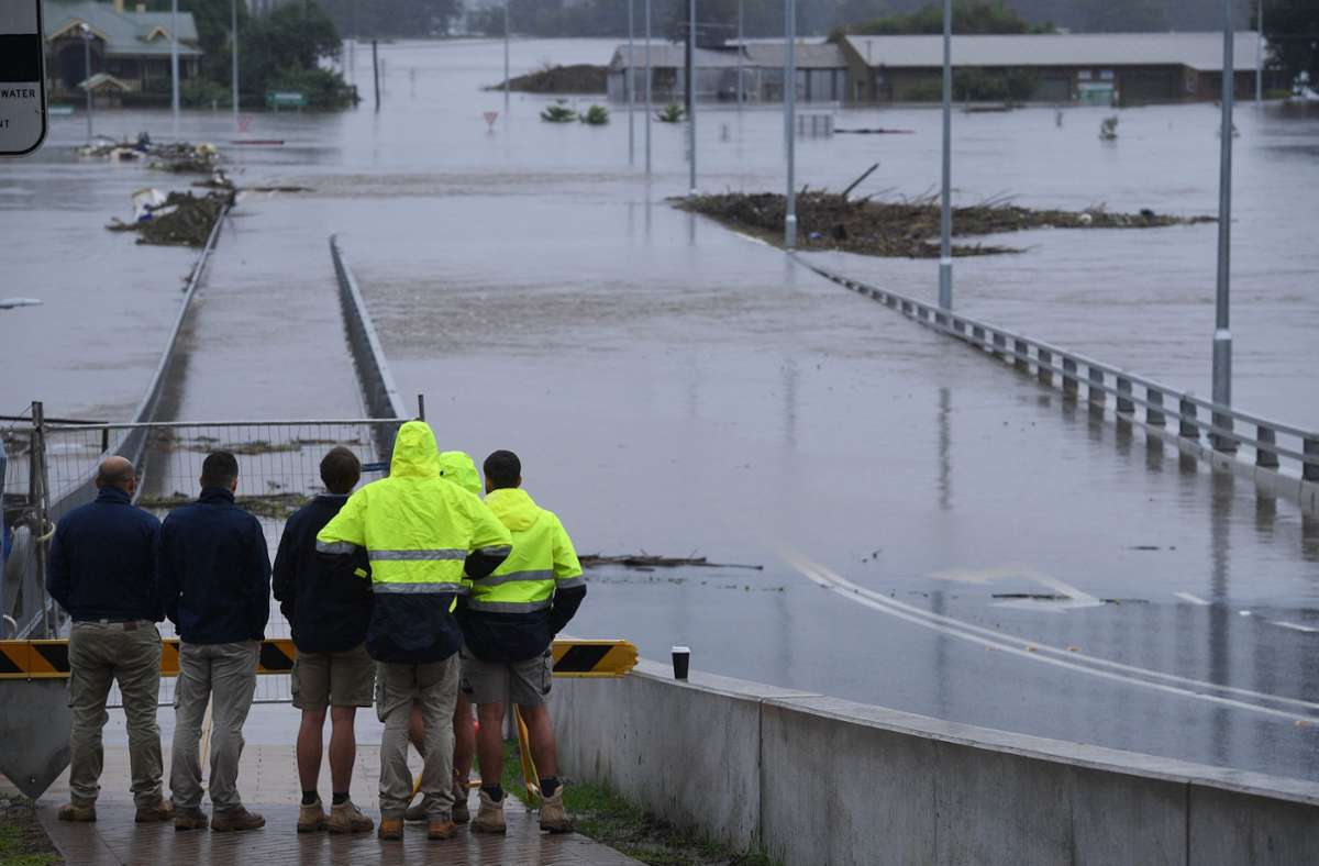 Die New-Windsor-Brücke ist vom Hochwasser des Nepean-Flusses überflutet.