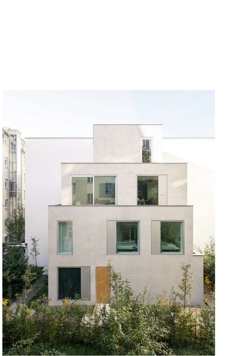 Ein Innenhof in Berlin Mitte wurde von dem Architekten Patrick Batek ein Einfamilienhaus inclusive Einliegerwohnung entworfen. Zunächst waren die Nachbarn weniger begeistert, . . .