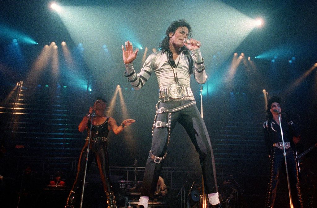 Seit Michael Jacksons Auftritt beim Super Bowl 1993 hängt die Latte hoch. Er sorgte auf der Bühne für neue Maßstäbe. Zuerst sang er sich durch eine Medley von „Billy Jean“ und „Black Or White“ ehe er im großen Finale gemeinsam mit 3500 Kindern „Heal The World“ anstimmte.