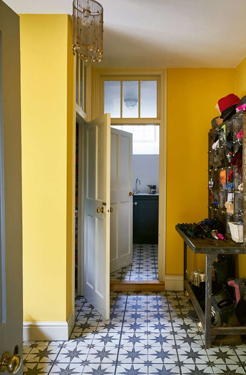 . . . Flurbeispiele mit kräftigem Gelb an der Wand und Vintagefliesen auf dem Boden zu entdecken . . .