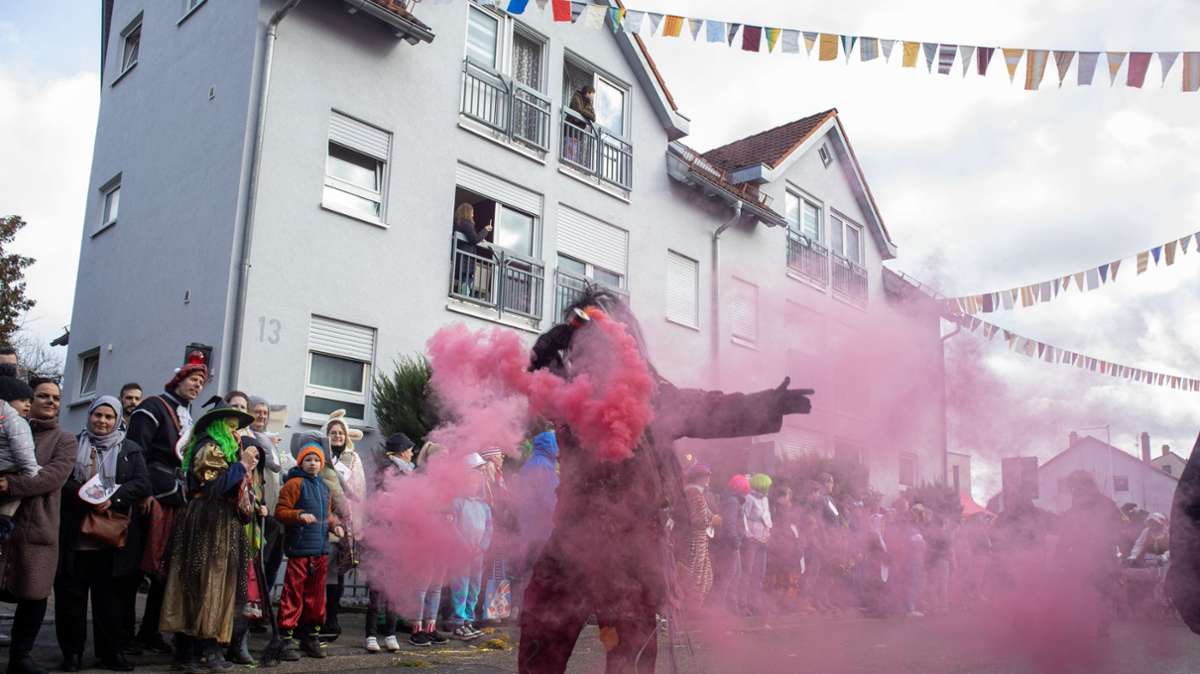 Die Staffelsteiger-Weingeister der Karnevalsfreunde Esslingen vernebeln die Sicht der Zuschauer.