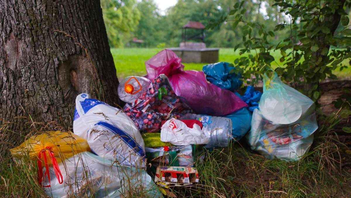  Die Grillwiese am Jägerhaus in Esslingen ist ein beliebter Treffpunkt. Besonders nach warmen Wochenenden muss aber ein Team der Esslinger Beschäftigungsintiative (EBI) säckeweise Müll abtransportieren. 