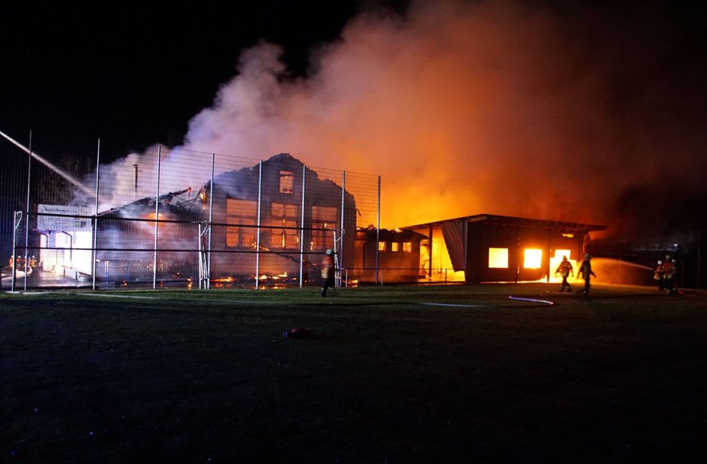 Am Freitagabend brannte der Dachstuhl des Sportheims Tiefenbach und der Sporthalle komplett aus.