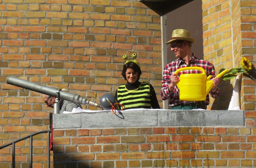 Verkleidet als Biene Gabi und Gärtner Johannes versuchen die Oberbürgermeisterin und der Erste Bürgermeister das Rathaus zu verteidigen.
