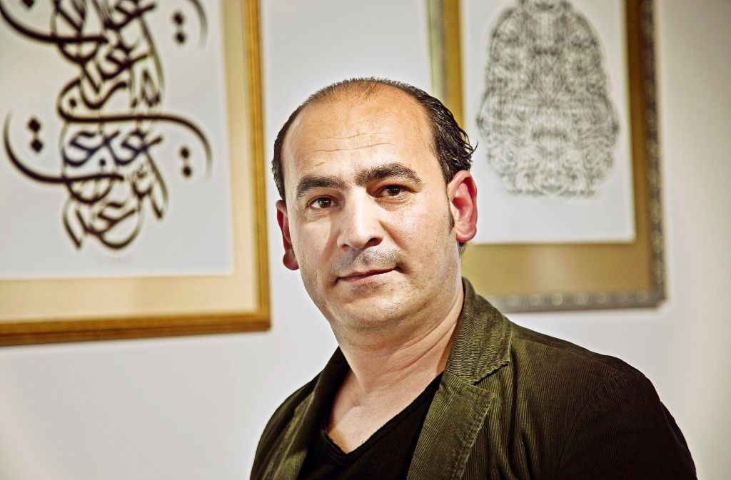 „Kalligrafie ist wie Mathematik“ – und doch viel schöner: der Künstler Imad Alkhaldi vor seinen Werken im Kornhaus
