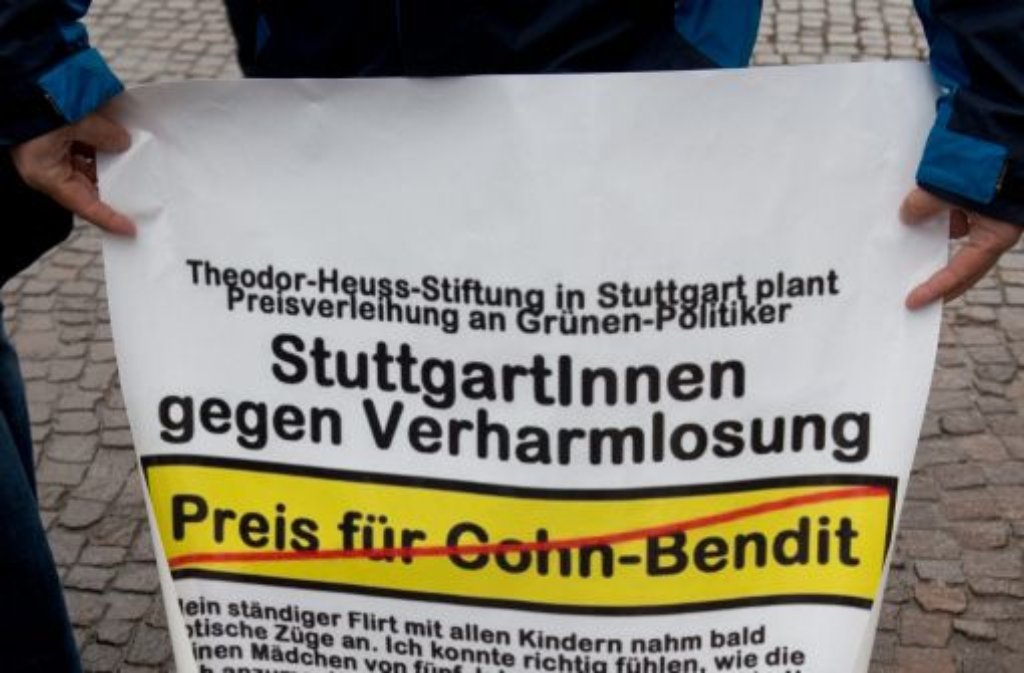 Vertreter eines Opfer-Verbandes und die Junge Union protestieren vor dem Neuen Schloss in Stuttgart heftig gegen die Verleihung des Theodor-Heuss-Preises an den Grünen-Europapolitiker Daniel Cohn-Bendit.