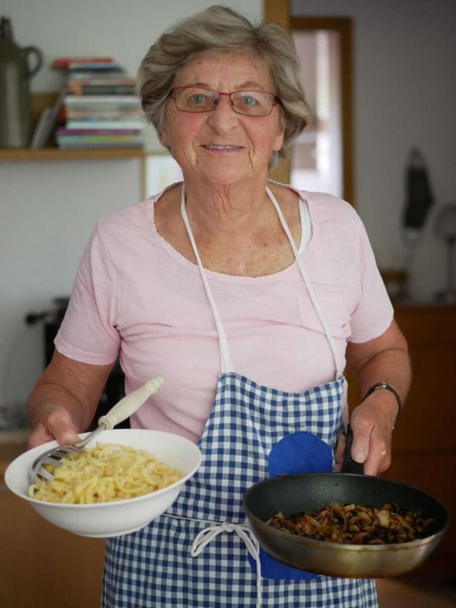 An die Töpfe, fertig, los: Diesmal gibts Linsen, Spätzle und geschmelzte Zwiebeln nach dem Rezept von Oma Karin.