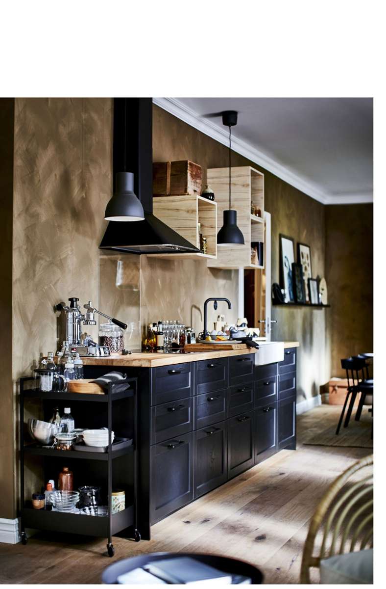. . . und hier die Nachher-Lösung mit gemütlich kreativer Unordnungsordnung, aktuell auf Onlineplattformen auch im Trend liegenden schwarzen Farben in der Küche und Natürlichkeitslook mit braunen Wänden.