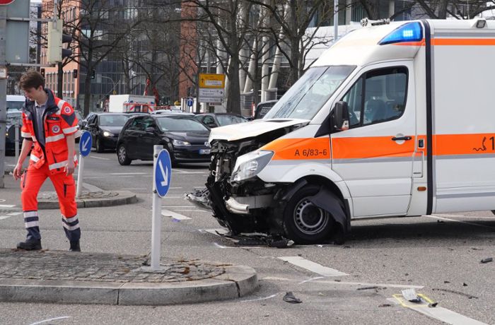 Unfall in Stuttgart: Rettungswagen im Einsatz in Unfall verwickelt – drei Verletzte