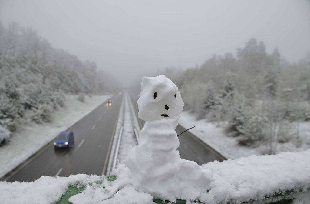 Dieser Schneemann in der Wildparkstrasse kann sich nicht so recht entscheiden, ob ihm das Winterwetter gefällt.