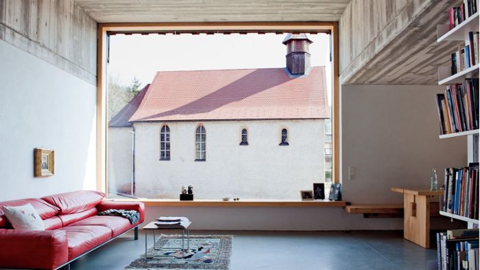 Familie verwandelt alten Gutshof in minimalistischen Wohntraum