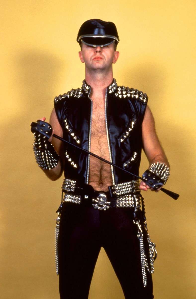 Der Heavy-Metal-Look aus eng anliegendem Leder, polierten Nieten, Handschellen und nackter Haut kommt direkt aus dem Londoner Fetisch-Untergrund der späten 70er-Jahre. Das war die Freizeitkleidung in der homosexuellen Sadomaso-Szene. Rob Halford, Sänger der Band Judas Priest ...