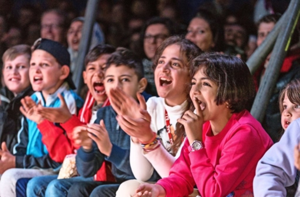 Lachende Kinder, die mit großer Begeisterung mit den Artisten in der Manege mitfiebern – die Veranstalter der Zirkus-Gala haben ihr Ziel erreicht. Foto: factum/Weise
