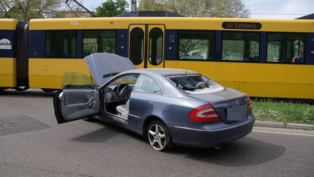 Unfall in Botnang: Mercedes kollidiert mit U2 – Behinderungen im Stadtbahnverkehr