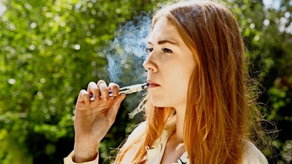  Bei Jugendlichen werden E-Zigaretten und E-Shishas immer beliebter. Doch Forscher warnen: die Inhaltsstoffe können der Gesundheit schaden. Sie kritisieren die Werbung, die auch auf junge Kunden zielt. 