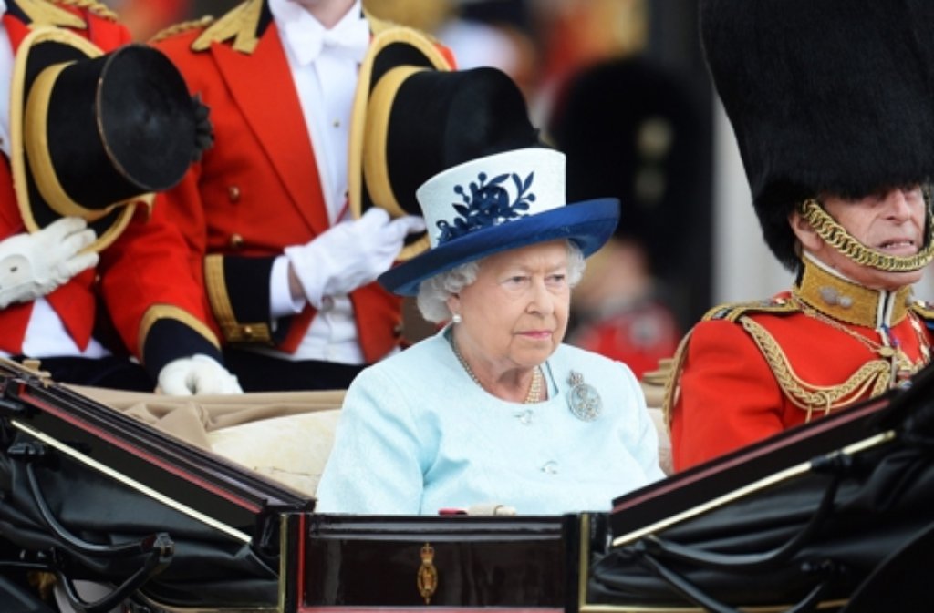 Queen Elizabeth II. können ihre Untertanen auch in den sozialen Netzwerken nahe sein - "The British Monarchy" ist auf Facebook, Twitter und sogar Instagram vertreten. Follower werden über den für eine 88-Jährige beachtlich vollen Terminkalender der Monarchin auf dem Laufenden gehalten.The British Monarchy auf FacebookThe British Monarchy auf TwitterThe British Monarchy auf Instagram