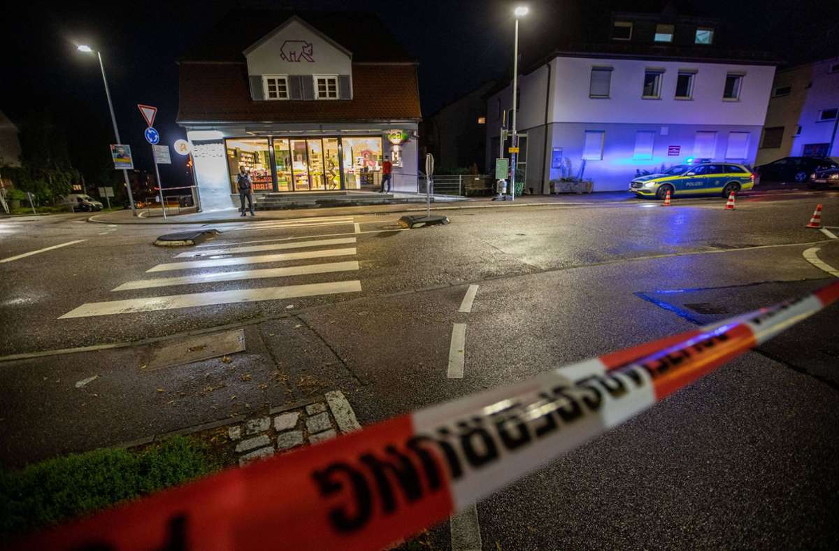 Nachdem an einem Kreisverkehr in Wäldenbronn Schüsse gefallen sind, sperrte die Polizei den Tatort weiträumig ab.