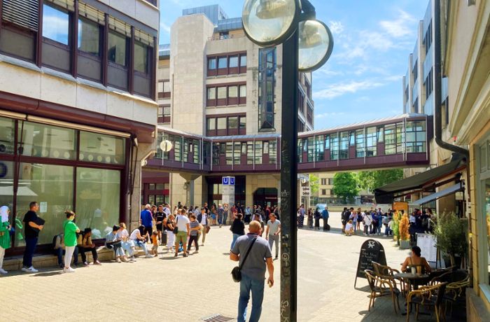 Warteschlangen vor Stuttgarter Bürgerbüros: Wie die Stadt das Problem angeht