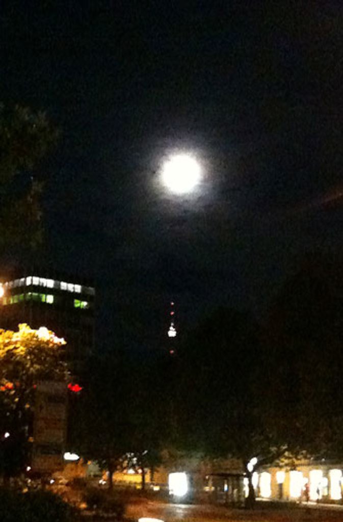 Kleine Nadel unter dickem Mond: In einer Vollmondnacht im Juni hat Steffen Schaffner dieses Bild des Stuttgarter Wahrzeichens aufgenommen.