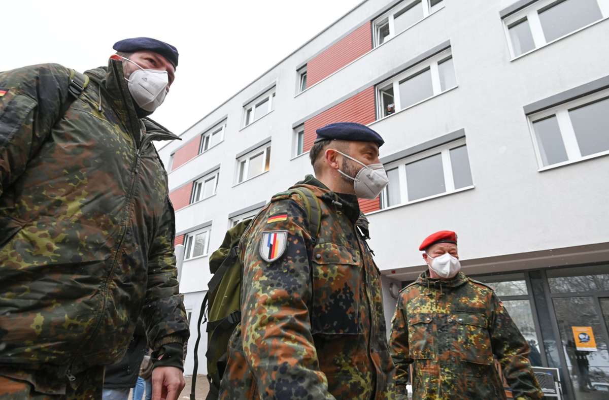 Die Bundeswehr unterstützt seit Mittwoch Stuttgarter Alten- und Pflegeheime bei der vom Land verordneten Testpflicht.