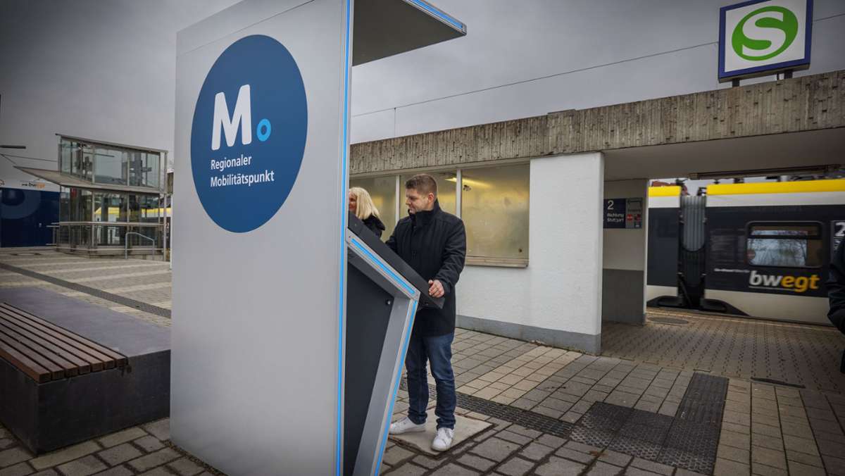  13 Mobilitätspunkte wird es in der Region Stuttgart geben. Am Bahnhof Rommelshausen steht jetzt das erste Informationsterminal zur Bündelung der Angebote. 