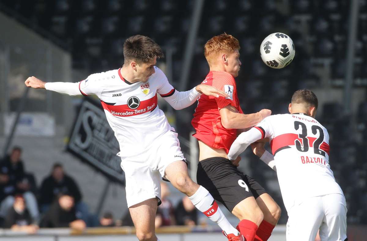 Jakov Suver (li.) gegen den ehemaligen VfB-Jugendspieler David Hummel, der das 1:0 für die SG Sonnenhof köpfte.