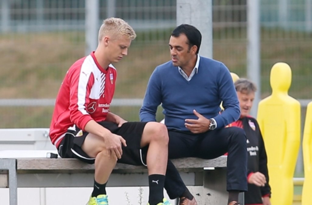 VfB-Sportvorstand Robin Dutt unterhält sich mit Timo Baumgartl.