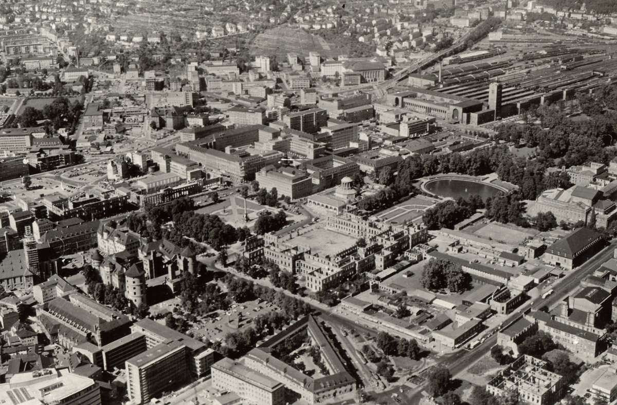 Weiteres Luftbild von 1957, auf dem am rechten Bildrand die später ebenfalls abgerissene Königliche Reithalle und weiter oben der noch runde Schlossgartensee zu sehen sind.