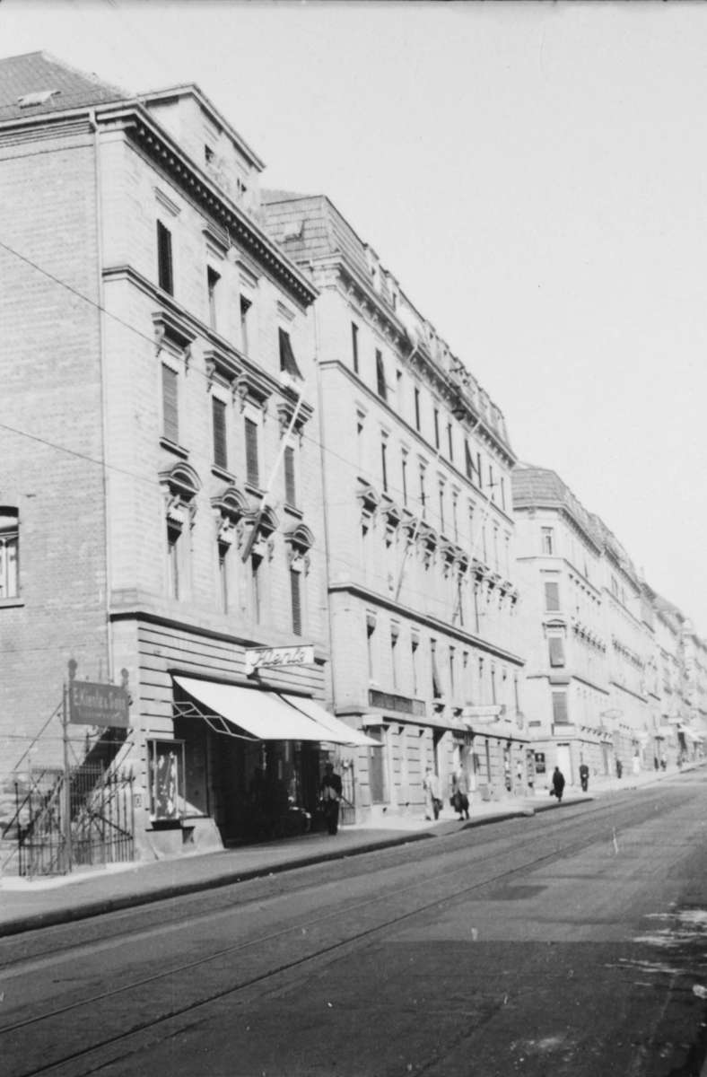 Von der Kreuzung Schwab-/Rotebühlstraße kommend, sehen wir auf den Bildern von 1942 hier die Schwabstraße 49 als zweites Haus von rechts. Wir nähern uns und ...