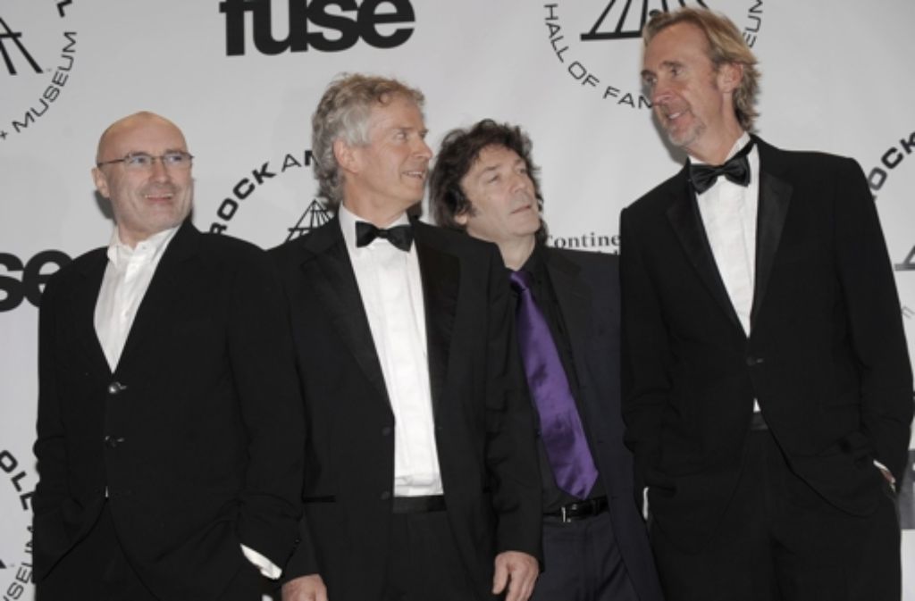 Die Mitglieder von Genesis, Phil Collins, Tony Banks, Steve Hackett, und Mike Rutherford (von links) stehen im März 2010 anlässlich der Aufnahme der Rockband in die Rock and Roll Hall of Fame für Pressefotos beisammen.