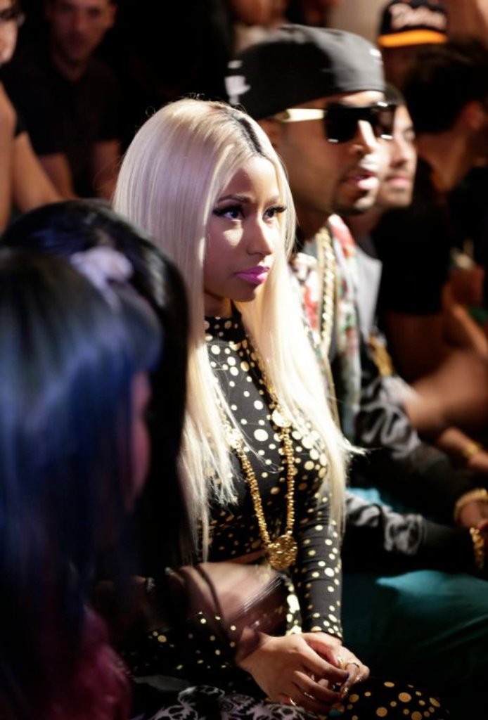 US-Rapperin Nicki Minaj sieht sich die Show von Jeremy Scott an.