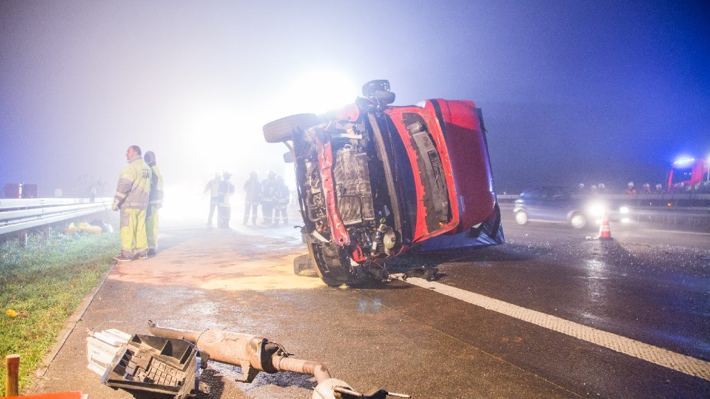 Unfall auf A8 bei Wendlingen: Acht Autos kollidieren mit Lkw-Ladung