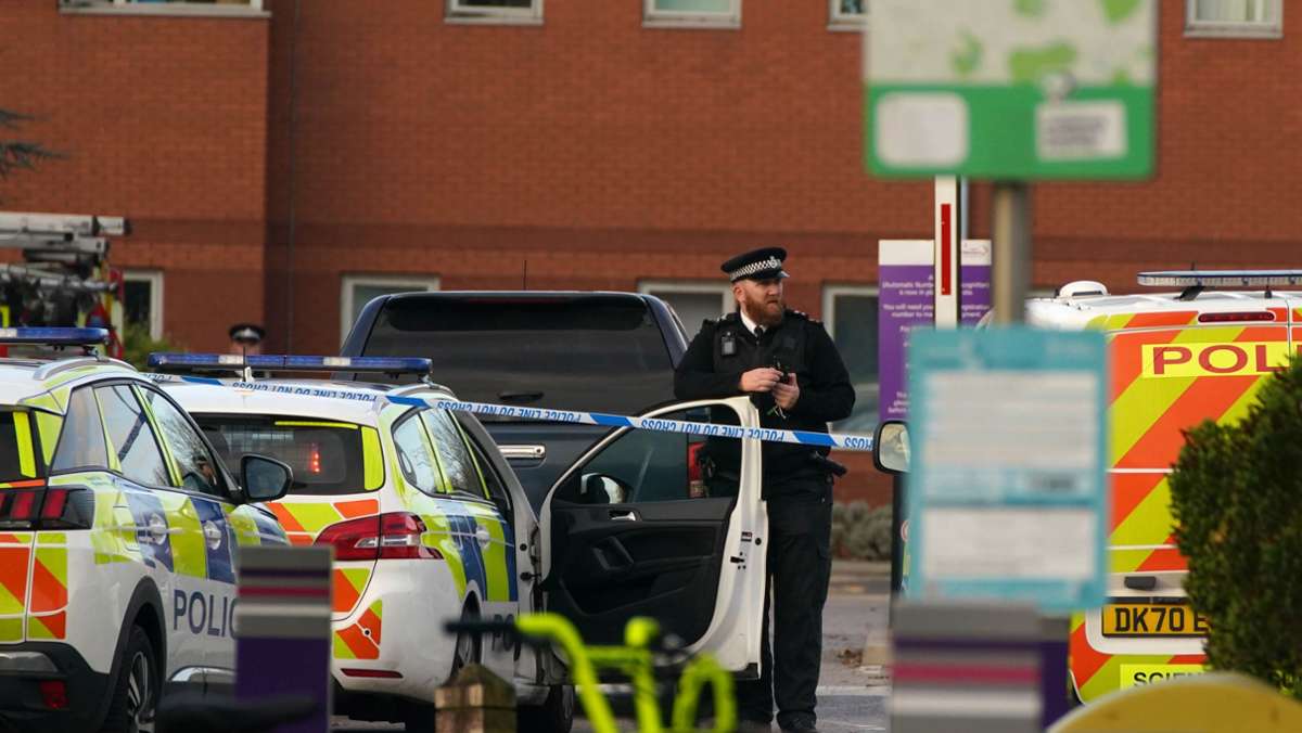  Am Sonntag kommt es in Liverpool zu einer Autoexplosion, bei der ein Mensch ums Leben kommt. Die Anti-Terror-Einheit übernimmt die Ermittlungen. 