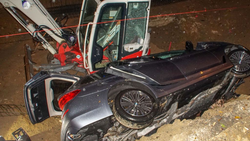 Polizeibericht aus Renningen: Auto landet in Baugrube