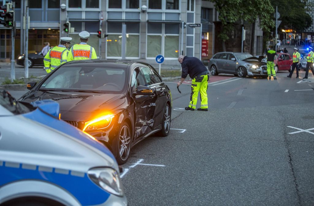 Die Polizei muss klären, wer bei dem Unfall in Stuttgart Vorfahrt hatte.