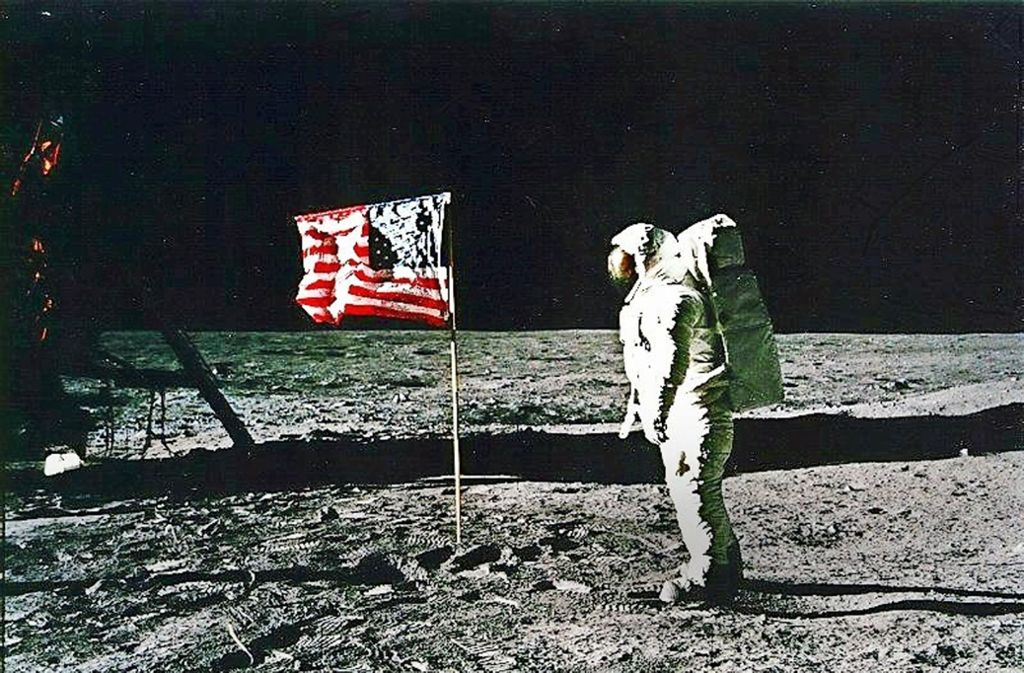 Juli 1969: Aldrin steht am 20. Juli 1969 vor der US-Flagge auf der Mondoberfläche. Ganz links ist die Mondlandefähre Eagle zu sehen.