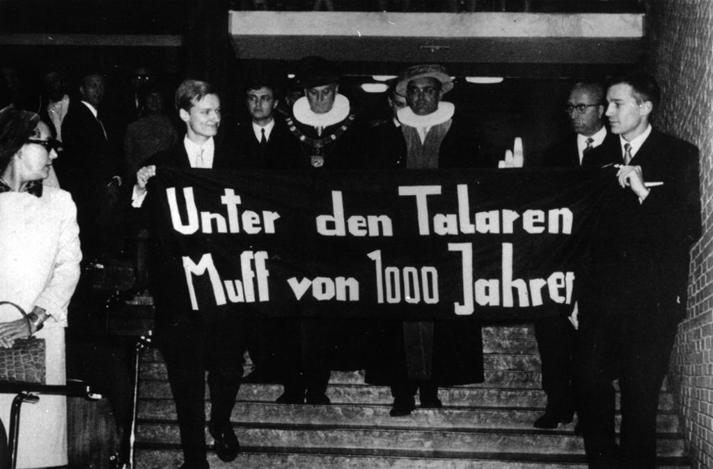 „Unter den Talaren Muff von 1000 Jahren“ - Studenten an der Universität Hamburg im Jahr 1967 Foto: dpa