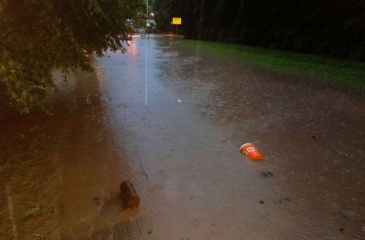 Das Gewitter setzt eine Straße unter Wasser