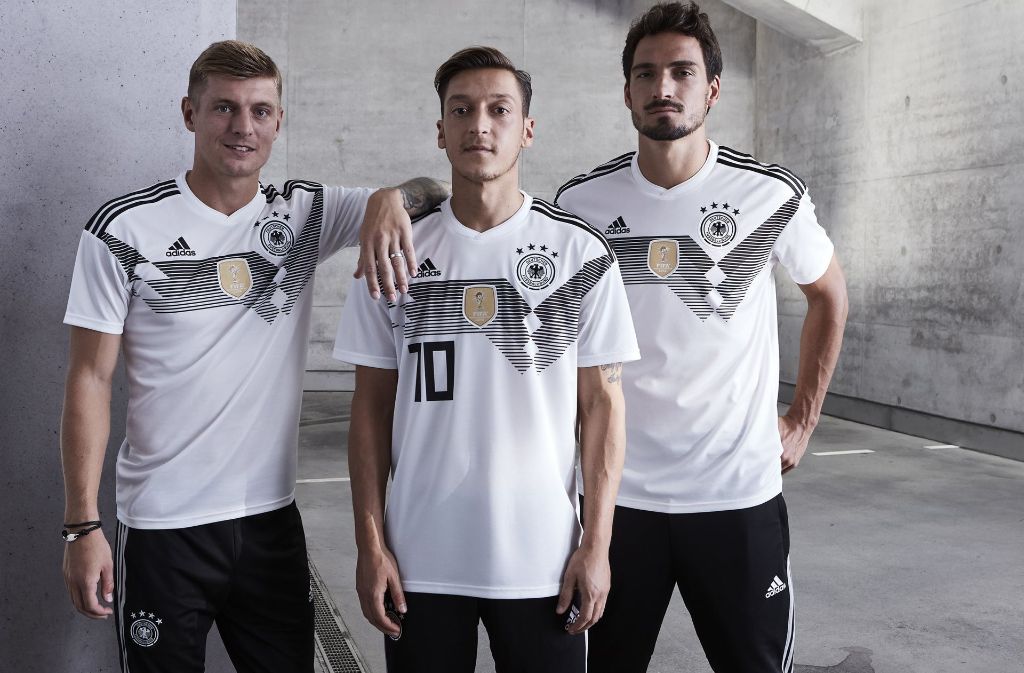 Toni Kroos, Mesut Özil und Mats Hummels (v. li.) präsentieren das neue Trikot der deutschen Fußball-Nationalmannschaft.
