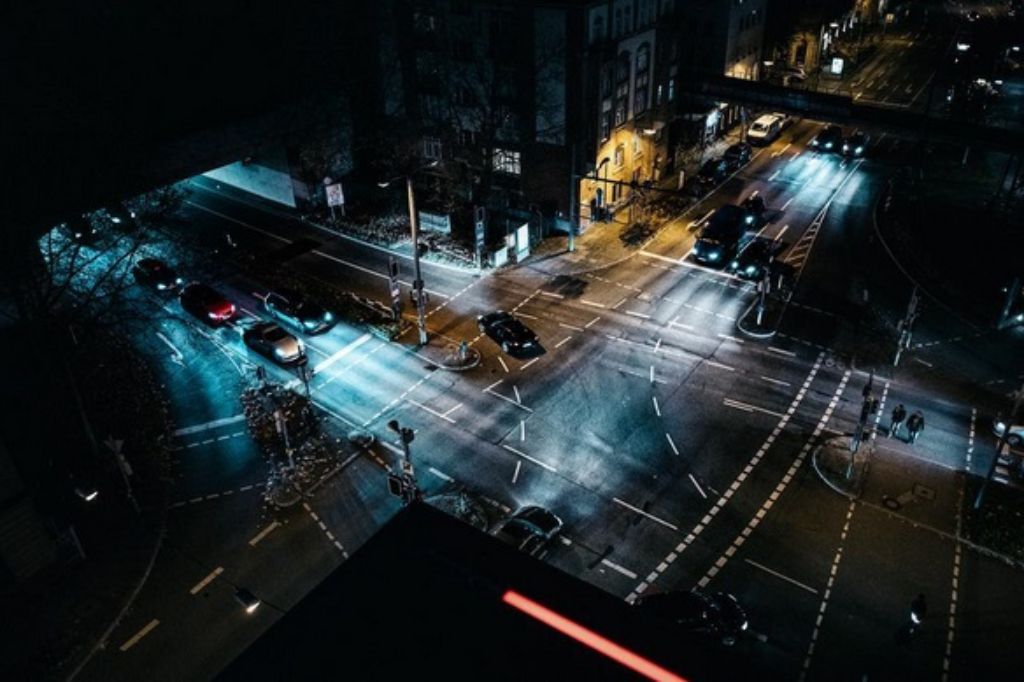 Dunkelheit zeichnet die Bilder von Tobias Mochel aus, der unter dem Namen @Ohokay Fotos auf Instagram, Facebook, YouTube und seinem Podcast veröffentlicht. Was der Fotograf mit seiner Kamera einfängt, wirkt wie ein düster anmutender Einblick in die Unterwelt von Gotham City – mitten in Stuttgart.