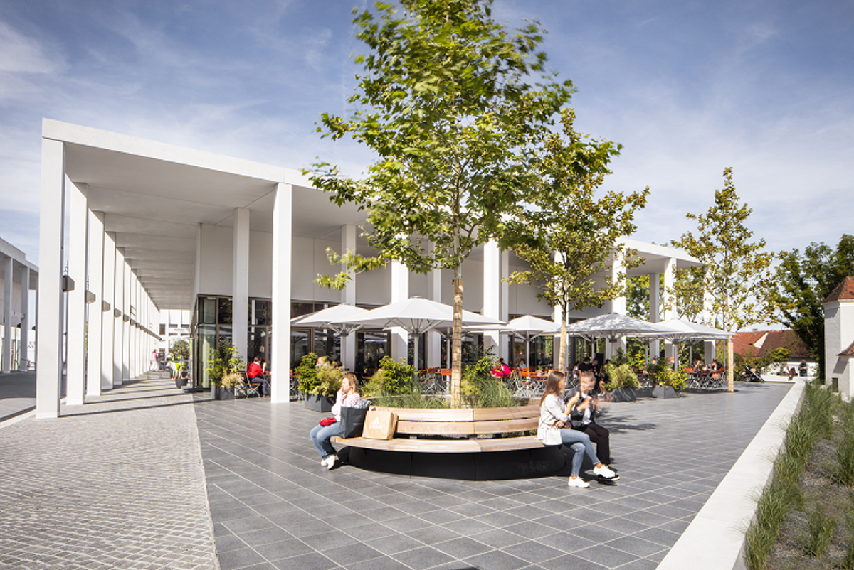 Einkaufserlebnis und Auszeit gleichermaßen - Sonne tanken in den ansprechend gestalteten Außenbereichen der Outletcity Metzingen.