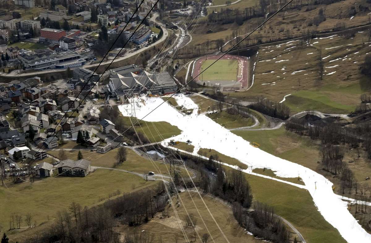 Das milde Wetter um den Jahreswechsel hat in den Schweizer Alpen den Betrieb in den Skigebieten unterhalb von 2200 Metern gestört.