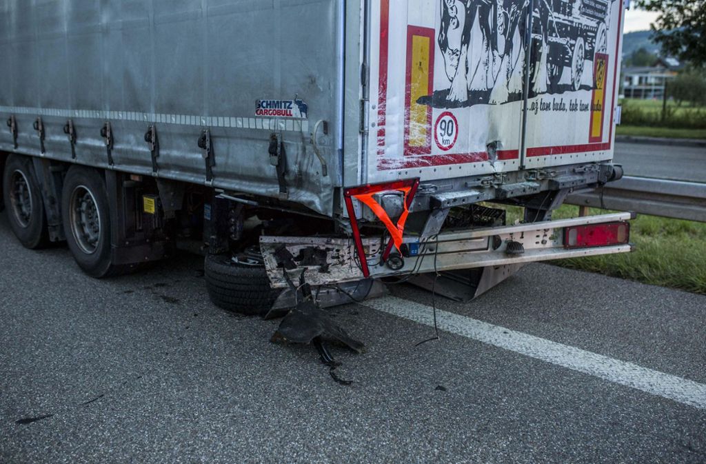 egen 4.30 Uhr ist ein 46-Jähriger zwischen Lorch und Plüderhausen (Rems-Murr-Kreis) mit seinem Auto auf einen Lkw aufgefahren und lebensgefährlich verletzt worden.